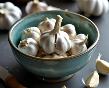 Here’s What Happens if You Eat Raw Garlic on an Empty Stomach Every Day